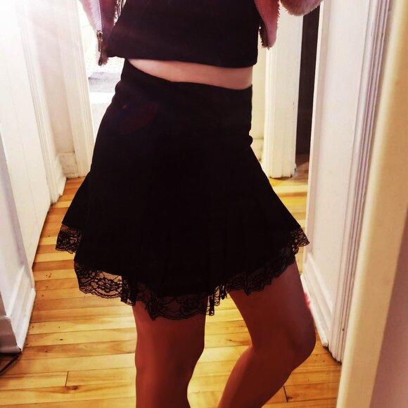 Black pleated skirt with laces - Picture 2 of 4